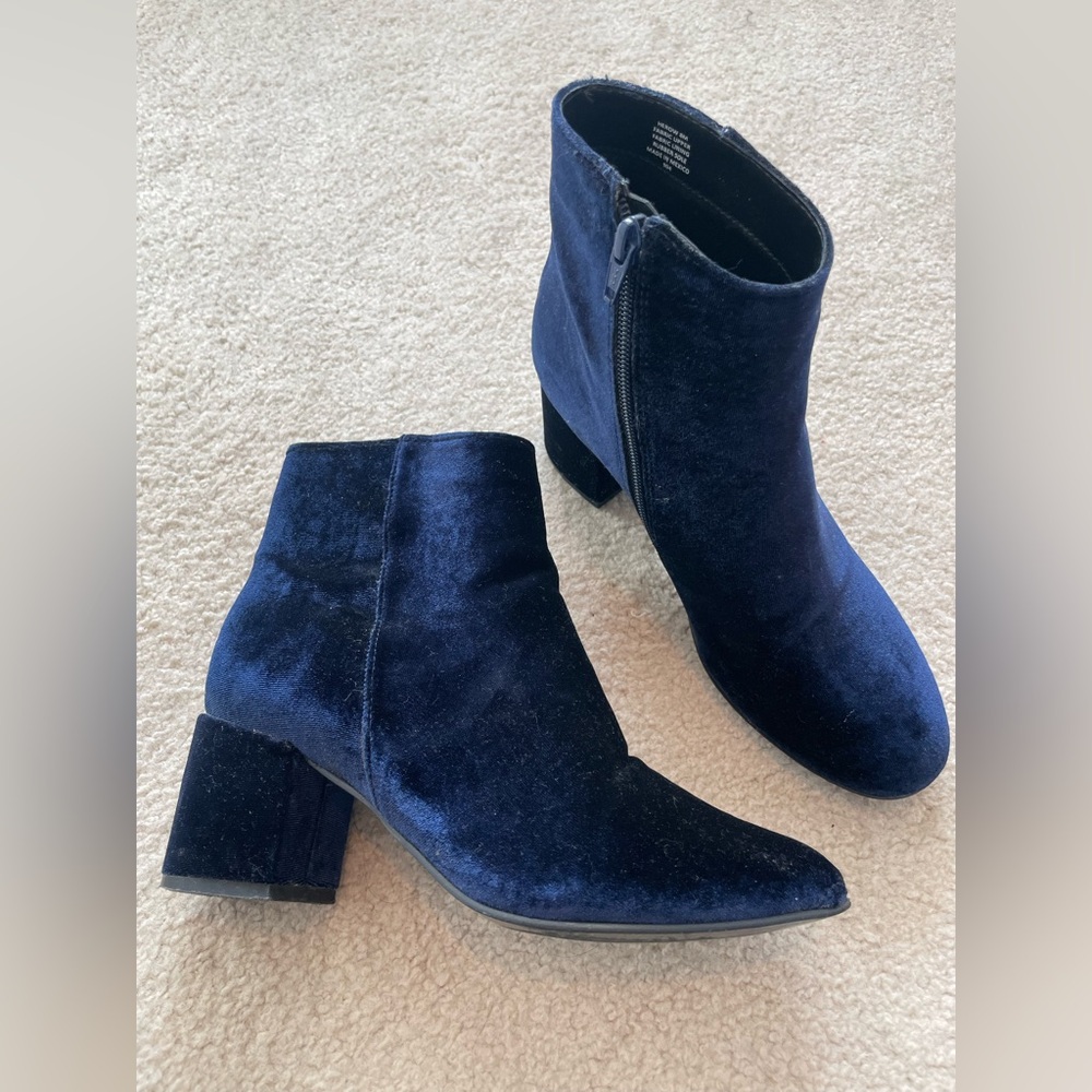 Navy blue velvet Steve Madden booties